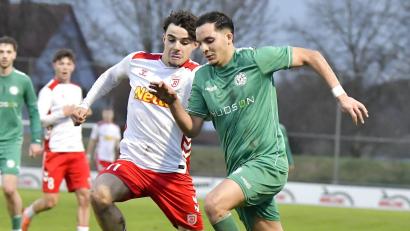 Bild: Hubert Ziegler
Salah El Berd (rechts) vergangene Saison im Spiel gegen den SSV Jahn Regensburg II. Jetzt spielt der Stürmer in Dubai.