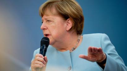 Bild: Henning Kaiser/dpa
Man mag es kaum glauben: Angela Merkel scrollt manchmal auf Insta.