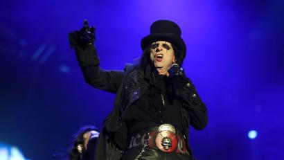 Bild: Matthias Bein/dpa
Schockrock-Pionier Alice Cooper glaubt, dass er sein Publikum nur noch mit seinem Alter schocken kann. (Archivbild)