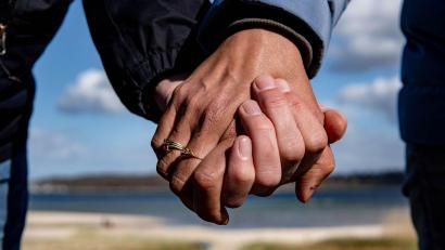 Bild: Axel Heimken/dpa
Die meisten Menschen wählen eine Partnerin oder einen Partner mit gleichem Bildungsniveau. (Symbolbild)