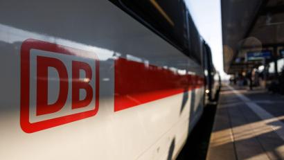 Bild: Daniel Karmann/dpa
Wegen der Sperrung eines Streckenabschnitts müssen Züge laut Bahn an geeigneten Stellen warten. (Symbolbild)