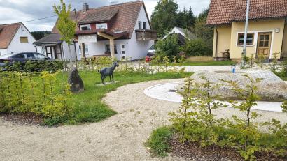 Bild: Bertram Nold
Freundlich und hell zeigt sich der neue Siedlerplatz dem Betrachter. Auch die Ziege, das Symbol der Siedler, steht wieder an alter Stelle.