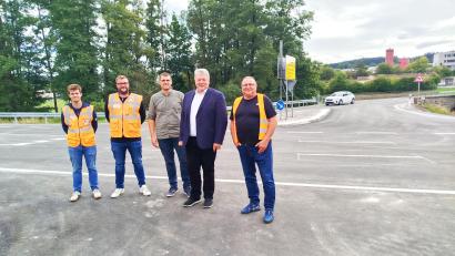 Bild: njn
Freude über die abgeschlossene Straßensanierung in Erbendorf: Bauleiter Alexander Reinhold vom Straßenbauamt (von rechts),
Bürgermeister Bernhard Schmidt, Bauamtsleiter Sebastian Kraus sowie Projektleiter Tobias Müller und Bauleiter Louis Holmer vom ausführenden Bauunternehmen Markgraf.
