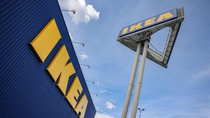 Bild: Oliver Berg/dpa
Ein bekanntes Logo: Der Möbelriese Ikea. (Archivbild)
