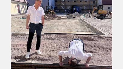 Bild: Christine Hollederer
Der neue Museumsleiter Dr. Matthias Schöberl hört schon mal genau hin: Im Innenhof von Schloss Theuern nimmt die historische Grubenbahn bald wieder Fahrt auf. Tourismus-Chef Hubert Zaremba (links) ist auch mit von der Partie.