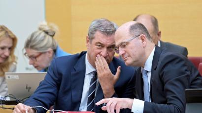 Bild: Malin Wunderlich/dpa
CSU-Chef Söder (links) und Finanzminister Füracker wollen über den Bundesrat die Vereine in Deutschland steuerlich entlasten. (Archivbild)