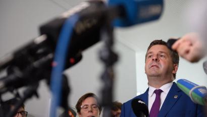 Bild: Klaus-Dietmar Gabbert/dpa
Noch-Ministerpräsident Sven Schulze (CDU) steht im Fokus der Medien - und auch seiner Partei.