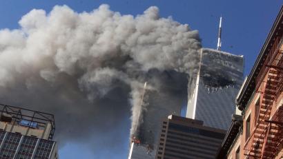 Archivbild: Richard Drew
Dichter Rauch steigt am Morgen des 11. September 2001 aus den brennenden Zwillingstürmen des World Trade Centers in New York auf, nachdem entführte Flugzeuge dort eingeschlagen waren. Die Terroranschläge jähren sich heuer zum 25. Mal.