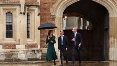 Bild: Adrian Dennis/PA Wire/dpa
Im Nieselregen stapfte Prinz George durch einen Innenhof des ehrwürdigen Eton-College.