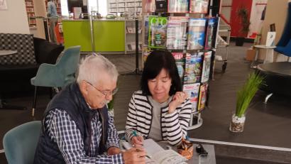 Bild: Erich Wein
Lernbegleiter Erich Wein mit Tamayo Gretener in der Leseecke der Stadtbibliothek.
