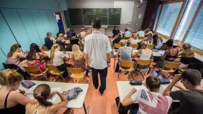 Bild: picture alliance / dpa
Für die Pisa-Studie werden weltweit Hunderttausende Schülerinnen und Schüler im Alter von 15 Jahren getestet. (Symbolbild)