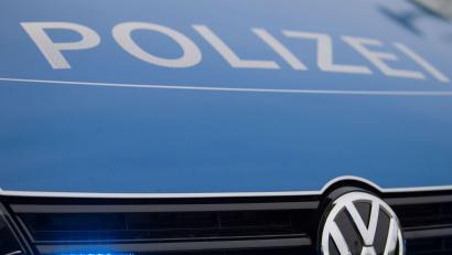 Bild: Lino Mirgeler/dpa
An der B16 bei Bad Abbach kam ein Autofahrer ums Leben, als sein Wagen gegen einen geparkten Lastwagen prallte. (Symbolbild)