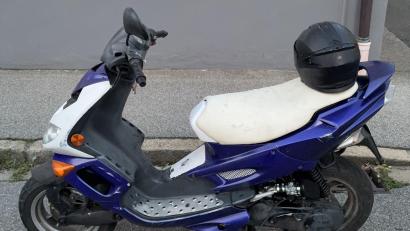 Symbolbild: PI Schwandorf, PHM Rösch
Ein 15-Jähriger soll sich in Schwandorf mit einem Roller einer Polizeikontrolle entzogen haben.