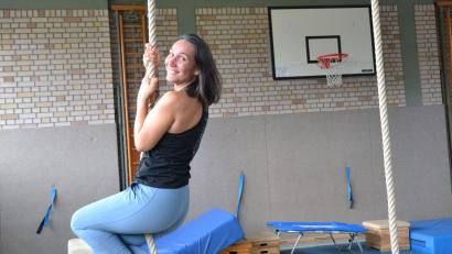 Bild: Anne Wiesnet
Daniela Ruder hält sich in der Oberbibracher Turnhalle am Seil fest. Das Turnen hat es ihr ebenso angetan wie das Tanzen.