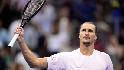 Bild: Frank Franklin II/AP/dpa
Alexander Zverev winkt nach seinem Sieg ins Publikum.