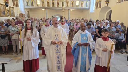 Bild: swo
Pfarrvikar Christian Preitschaft und Pfarrer Joseph Madathiparampil feierten mit zahlreichen Gläubigen, die sich um und in der Kirche versammelt hatten, den Seniorengottesdienst.