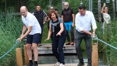 Bild: Rudolf Hirsch
Heimatminister Albert Füracker (links) und Landrat Thomas Ebeling (rechts) hangelten sich über die Wasserstelle im Erlebnispark "Wasser - Fisch - Natur" am Murner See, angefeuert von der stellvertretenden Landrätin und Kreisbäuerin Sabine Schindler (Mitte).