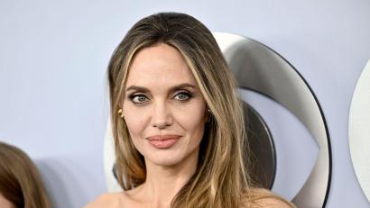 Bild: Evan Agostini/Invision/AP/dpa
US-Hollywoodstar Angelina Jolie reiste bereits zum dritten Mal während des russischen Krieges in die Ukraine. (Archivbild)