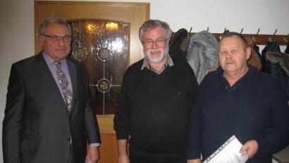 Bild: gpa
Danken und Gratulieren, das gehört bei der Ambrosiusfeier des Imkervereins zu den Aufgaben von Vorsitzendem Anton Schönberger (von links). „Vergelt’s Gott“, sagte er dem Pressather Stadtpfarrer Edmund Prechtl für den Gottesdienst und die Predigt am Ambrosiustag. Erich Raß aus Apfelbach gratulierte er zur goldenen Ehrennadel für 40-jährige Treue.