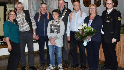 Bild: fjo
Schützenmeisterin Hildegard Werner (links) kürt mit Gauschützenmeister Stefan Brandmiller (rechts) Johann Schönberger, Franz Wildenauer, Aaron Kleber, Johann Kick, Franz Peintinger und Renate Forster (von links).