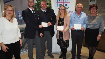 Bild: krb
Christine Stangl (links) übergibt mit Marianne Lebegern (rechts) an die Neustädter Ortsgruppe der Wasserwacht Stefan Braunschmid und Wolfgang Siebert (Zweiter und Dritter von links), der Leiterin des Caritas-Altenheims Stefanie Schricker (Vierte von rechts) sowie Heinrich Kammermeier (Zweiter von rechts), von der DRF-Luftrettung, jeweils 250 Euro.