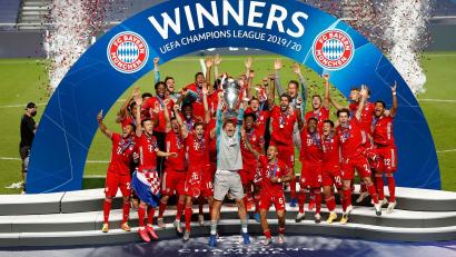 Bild: Matthew Childs/Pool Reuters/AP/dpa
Der letzte Münchner Champions-League-Triumph fiel in die Corona-Zeit. Manuel Neuer reckt den Pokal in die Höhe. (Archivbild)