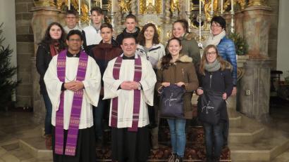 Bild: jzk
Bei der adventlichen Ministranten Feier dankt Stadtpfarrer Konrad Amschl (vorne, Bildmitte) Pfarrvikar Dr. Joseph Meenpuzhackal, Gemeindereferent Jochen Gößl, Mesnerin Regina Frank, den Gruppenleitern und den beiden Oberministrantinnen Alina Hierlein und Jennifer Zapf (vorne von rechts).