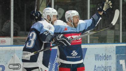 Bild: gb
Die Blue Devils kommen momentan aus dem Feiern nicht heraus: Hier bejubeln Herbert Geisberger (rechts) und Martin Heinisch am Freitag einen Treffer beim 7:6 nach Verlängerung gegen die Höchstadt Alligators. Am Sonntag gewannen die Weidener in Höchstadt mit 3:2 und landeten damit den fünften Sieg in Folge.