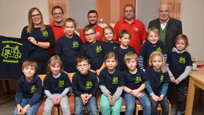 Bild: dob
Noch ist die Kinderfeuerwehr nicht offiziell aus der Taufe gehoben. Einheitliche T-Shirts markieren sie aber längst als ein Team. Rebecca Rupprecht (links) leitet die Kinder spielerisch an. Zur ersten Zusammenkunft mit den Eltern kam auch dritter Bürgermeister Johann Gollwitzer (rechts) vorbei. Die Kommandanten Klaus Rupprecht (Zweiter von rechts) und Christoph Gollwitzer (Zweiter von links) sowie Vorsitzender Florian Lukas (Mitte) sind begeistert von der Nachwuchsgruppe.