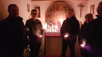 Bild: hzi
Mitorganisator Georg Schraml und Vertreter der KLJB Thurndorf (von links) bringen die Figur der Gottesmutter in die Kapelle in Obertreinreuth.