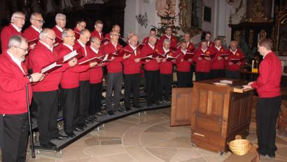 Bild: kro
Der Männergesangverein 1865 Waldsassen zog beim Weihnacntskonzert alle Register seines Könnens. Dirigiert wurde er von Kirchenmusikdirektor Andreas Sagstetter (rechts).