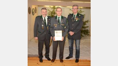 Bild: ker
Schützenmeister Werner Grünthaler (links) und sein Stellvertreter Helmut Sperber (rechts) freuen sich mit dem neuen Ehrenschützenmeister Manfred Rubenbauer.