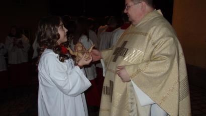 Bild: wrt
Eine besondere Aufgabe: Maria darf das Christkind zum Altar tragen.