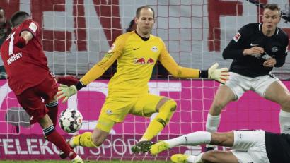 Bild: agentur_dpa
Das war der Siegtreffer kurz vor Schluss: Franck Ribéry (links) drosch den Ball ins kurze Eck. Leipzigs Keeper Peter Gulasci (Zweiter von links) hatte keine Abwehrchance.