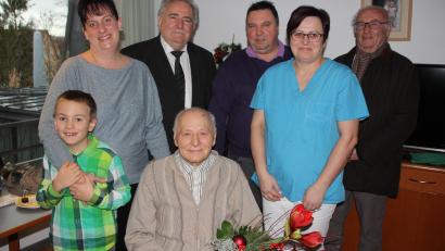 Bild: kro
Seinen 90. Geburtstag feierte der gebürtige Mitterteicher Anton Lenk. Unser Bild zeigt ihn vorne sitzend mit Urenkel Raphael, im Kreise seiner Familie und Freunden, sowie 2. Bürgermeister Peter Gold.