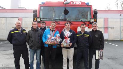 Bild: flm
Die Delegation der Feuerwehr Waldsassen gemeinsam mit den Tschechischen Kollegen. Direktor Jan Doubrava (3. von rechts) und Kommandant Tobias Tippmann (4. von links), vertrauen auf die grenzüberschreitende Zusammenarbeit.