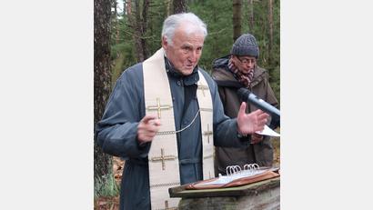 Bild: Hirsch
Pfarrer Joachim Kendzia hielt bei der Andacht die Predigt. Dahinter Marterl-Betreuer Wolfgang Nowak.