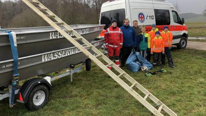 Bild: ibj
Die Wasserwacht setzt ihre Boote ein, um die Strecke des 40. Wintervilsschwimmens von Unrat zu reinigen, so dass die Teilnehmer sie ohne Behinderung absolvieren können.
