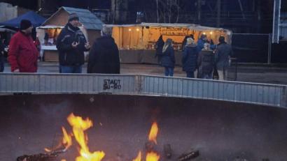 Bild: ge
Die Feuerschale vor der Hochofenkulisse ist zum Wahrzeichen des Marktes geworden.