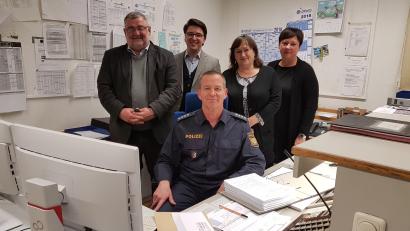Bild: Christopher Dotzler
Polizeihauptkommissar Stefan Weinberger (vorne) freute sich über den Besuch von (hinten, von links) Bürgermeister Armin Schärtl, SPD-Kreisvorsitzenden Peter Wein, Bundestagsabgeordneter Marianne Schieder und Evi Thanheiser, Vorsitzende der SPD-Kreistagsfraktion.