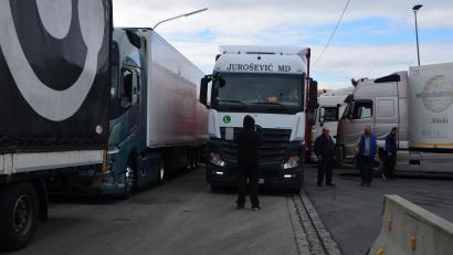 Bild: dob
Nichts geht mehr: Brummifahrer parken das gesamte Gelände auf dem Autohof zu. Bei einem Unglück kämen keine Rettungskräfte durch. "Da gibt es Tote", befürchtet Landrat Andreas Meier.