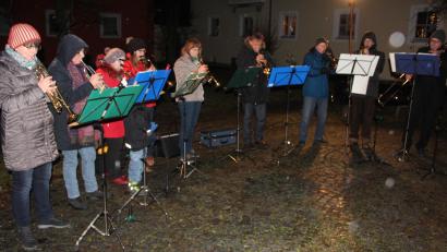 Bild: kro
Der Evangelische Posaunenchor spielt weihnachtliche Weisen.