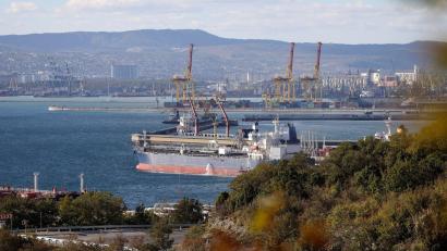 Bild: ---/AP/dpa
Der russische Schwarzmeerhafen Noworossijsk ist immer wieder Ziel ukrainischer Drohnenangriffe. (Archivbild)