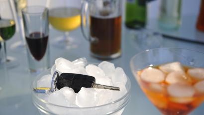 Bild: HUK-Coburg/Hagen Lehmann
Nie eine gute Idee: Alkohol und Auto.