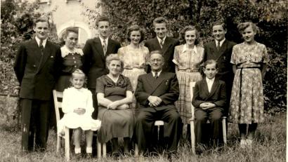 Bild: le
Josef Lehner mit seiner Frau Paula und seinen zehn Kindern. Sitzend von links: Liesbeth (geboren 1942 ), Mutter Paula, Josef Lehner, Alfons (1939). Stehend von links: Hans (1927 ), Emmi, Fred (1932 ), Lotte ( 125 ) Ludwig (1933 ), Hermine, Lothar und Rosa (1936 ).