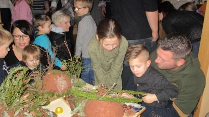 Bild: si
Bei einer Ausstellung zeigen die Kinder ihren Eltern voller Stolz die selbst gebastelten Krippen.