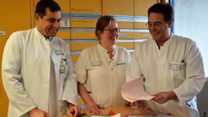 Bild: Bernhard Krebs
Stanislav Fezev (links) komplettiert das Team der Inneren Medizin an der Asklepios-Klinik in Oberviechtach. Mit im Bild ärztlicher Direktor Dr. Christian Glöckner und Funktionsoberärztin Eva-Maria Zitzmann.