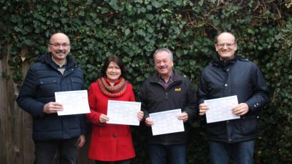 Bild: exb
Die Vorsitzende der Freien Wähler Kastl Elisabeth Streng sowie ihr Stellvertreter Walter Zimmermann (links) stellen das Kastler Kalenderblatt 2019 vor, das Michael Kraus (Zweiter von rechts) und Gerhard Dobmeier (rechts) erstellt haben.