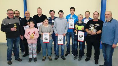 Bild: do
Mit Meisterschaftswimpeln und Pokalen ehrte der Kleintierzuchtverein Speinshart und Umgebung im Züchterheim in Tremmersdorf die Sieger des Zuchtjahres 2018. Unser Bild zeigt die Geehrten mit Vorstand Josef Kaufmann (li) und Ausstellungsleiter Alexander Böhm (re).