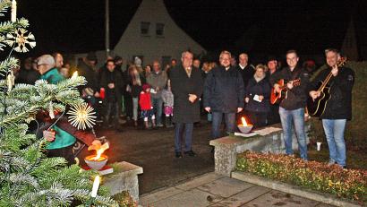 Bild: R. Kreuzer
Die Rehbühlsiedler gedenken am Mahnmal ihrer Verstobenen und Gefallenen ihres Ortsteils.